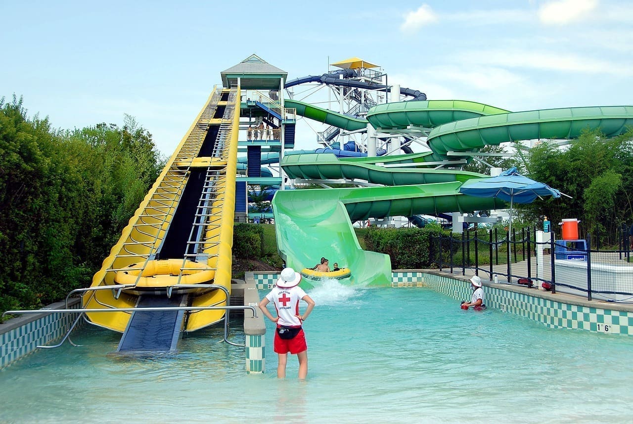 Facteurs à prendre en compte lors de l&rsquo;investissement dans un toboggan aquatique pour votre entreprise