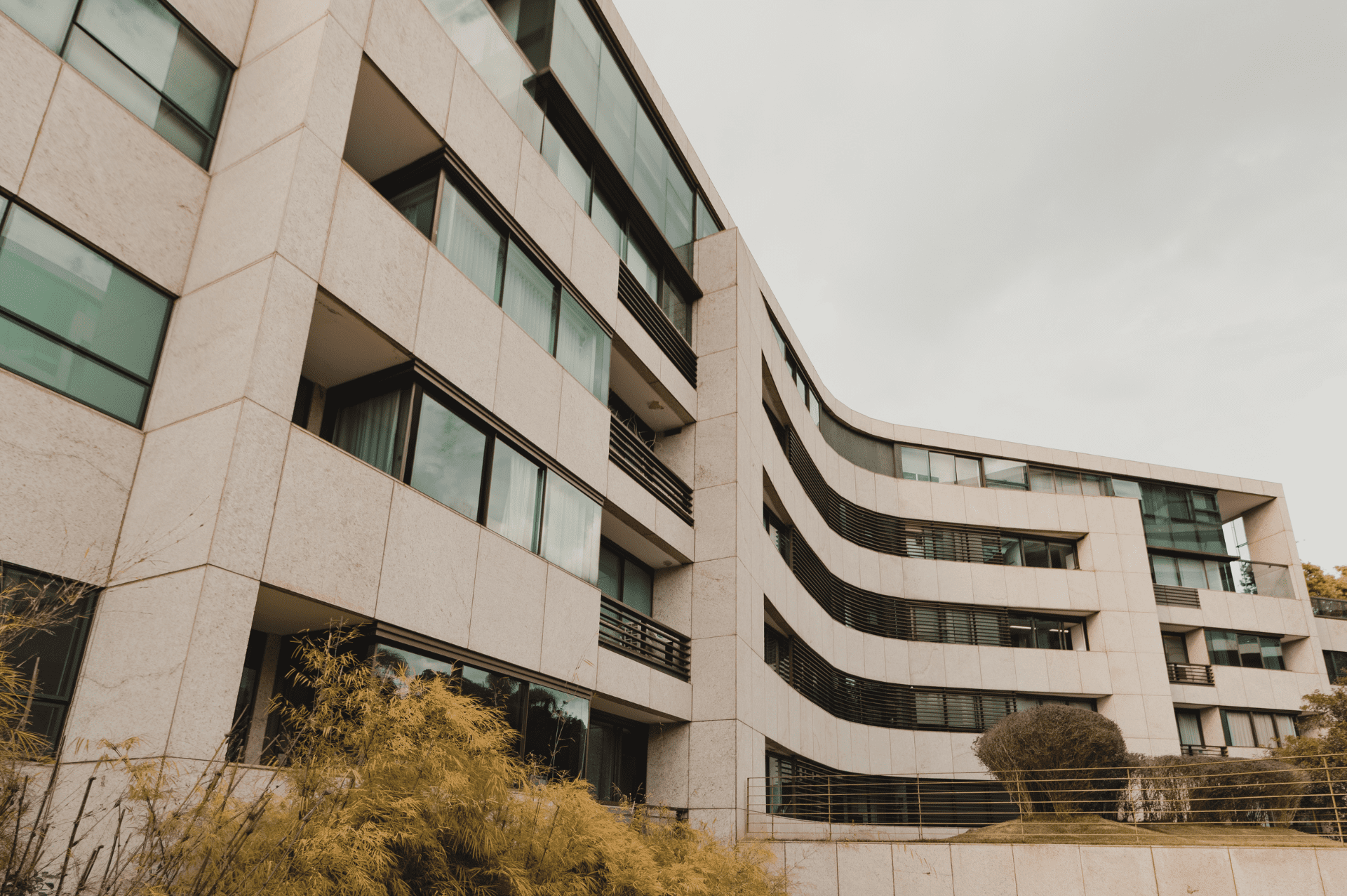 Immobilier Résidentiel et Commercial : Étude Comparative des Performances et des Risques