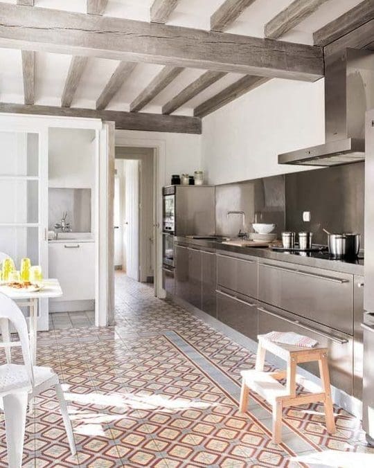 Sublimer votre intérieur : les poutres peintes en couleur lin, entre charme et modernité