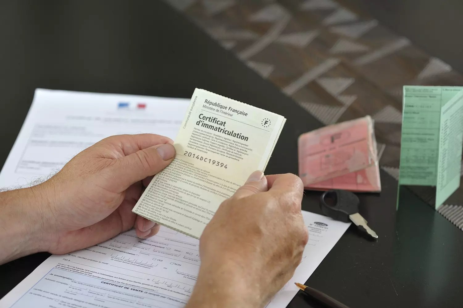 Changer le nom d’une carte grise : démarches, pièces et délais